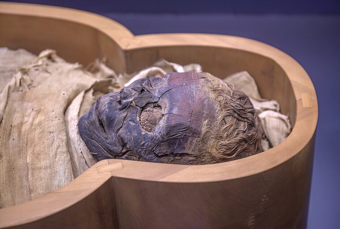 Momie bandelettée d'une femme de Thèbes, datée de 1070 à 945 av. J.-C., allongée dans une vitrine des musées du Vatican