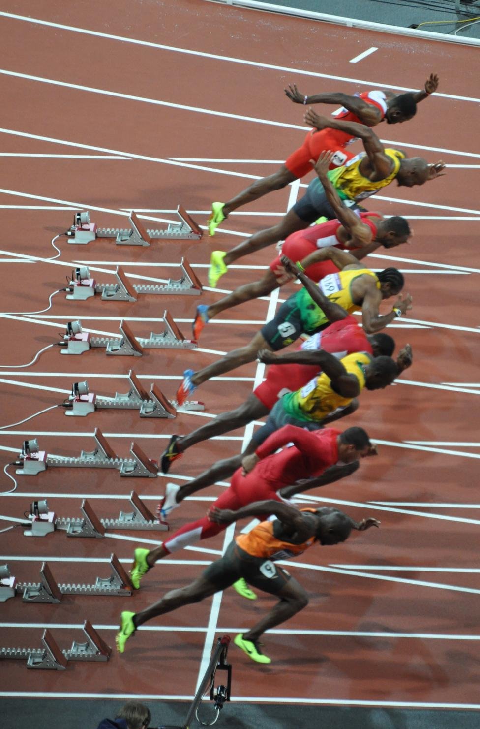 Des sprinteurs tendus dans les startings-blocks juste avant le départ d'une course