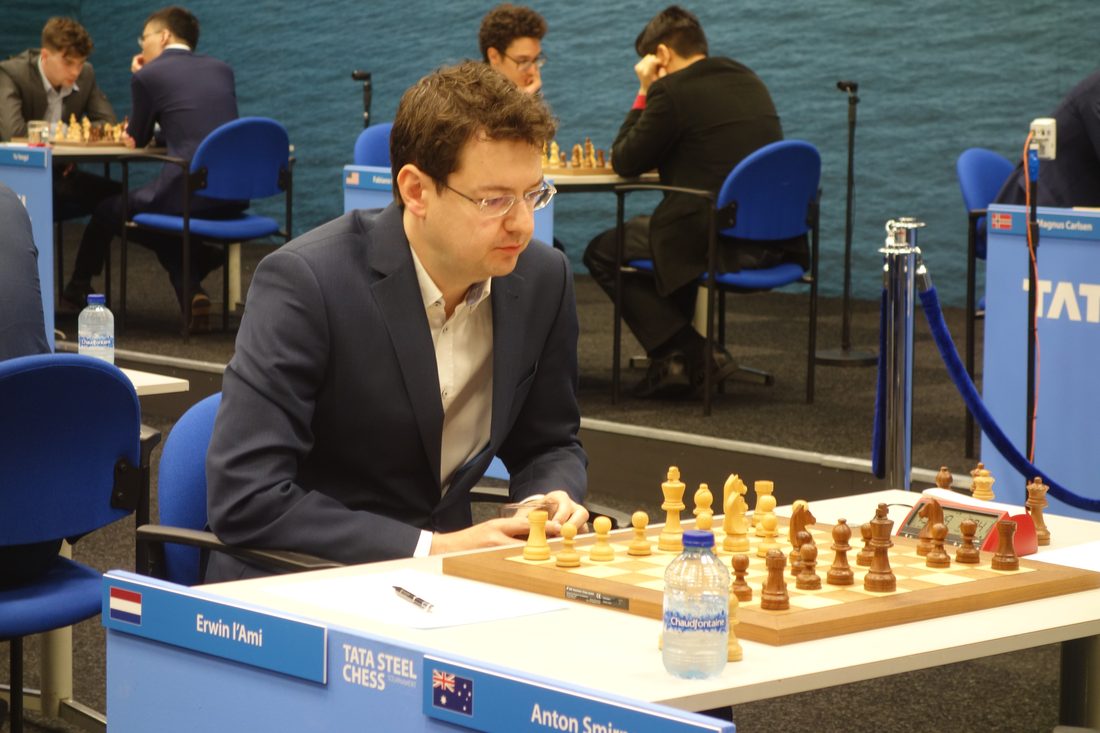 Un joueur d'échecs concentré pendant une partie de tournoi
